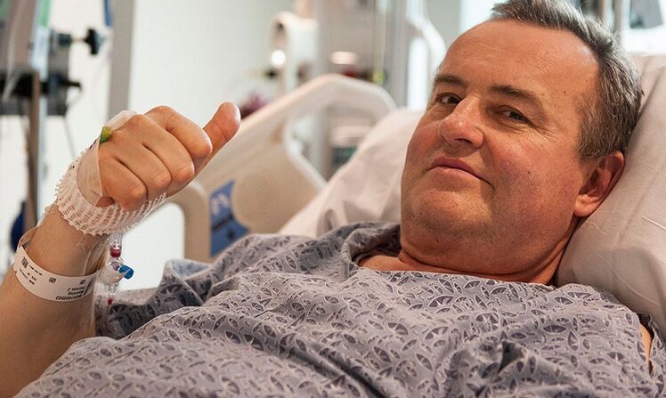 Un homme après une augmentation opérationnelle d'un membre