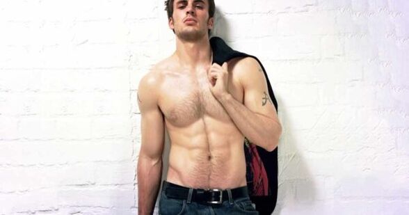 homme brutal avec un pénis agrandi