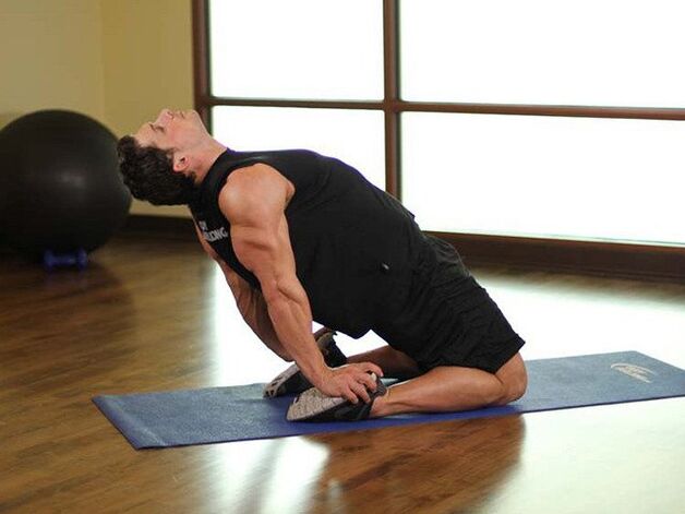 Entraînement matinal pour aider à agrandir le pénis masculin.